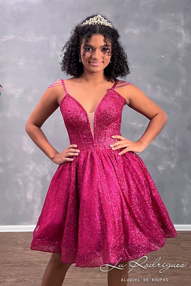 Debutante de tiara e vestido rosa brilhante curto
