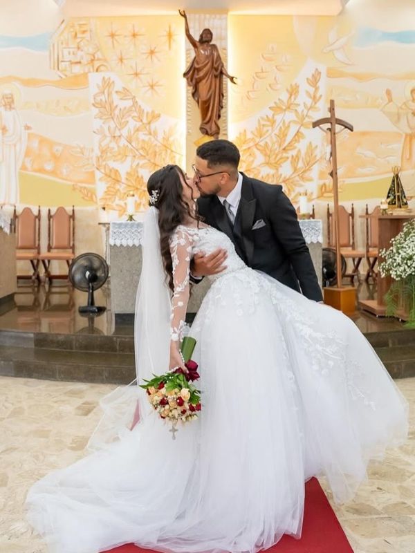 Beijo dos noivos no altar da igreja